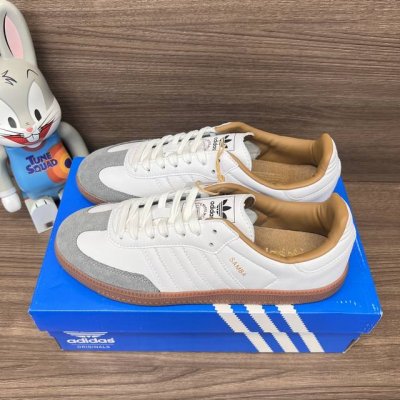 顶级版本Adidas Originals Samba 德训低帮板鞋情侣款 白灰 货号: Id2865 包装:全套得物配件毒盒配纯棉袜子一副。 码数:36 36.