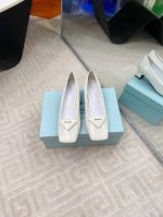 Prada 普拉达 25Ss 春夏新款 粗跟 方头 单鞋 凉鞋 简单的设计大概就是它最让人喜欢的点 不是烂大街的那种 很有自己的品牌个性 面料采用小牛漆皮 内里