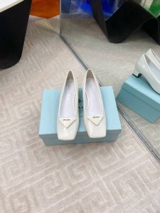 Prada 普拉达 25Ss 春夏新款 粗跟 方头 单鞋 凉鞋 简单的设计大概就是它最让人喜欢的点 不是烂大街的那种 很有自己的品牌个性 面料采用小牛漆皮 内里
