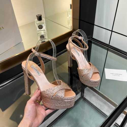 Aquazzura 2024 新款凉鞋 代购品质这双高跟防水台水钻走秀凉鞋，简直是魅力的终极武器！水钻熠熠生辉，如同梦幻的星河铺陈在鞋面上。防水台稳固又安心，高