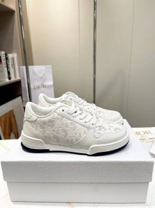 春季walk ‘N’Dior刺绣休闲鞋，釆用白色和金色牛皮精心制作，搭配印花效果镂空镶片，Tpu大底，鞋舌和鞋带采用christian Dior标志装饰。 混种