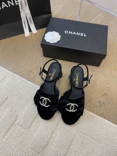 Chanel 小香新品走秀款凉鞋 简约又不失甜美俏皮！ 鞋头经典拼色简约易搭，搭配一字带更加跟脚。 内里羊皮 真皮大底 Size:35-39 其他码数定做