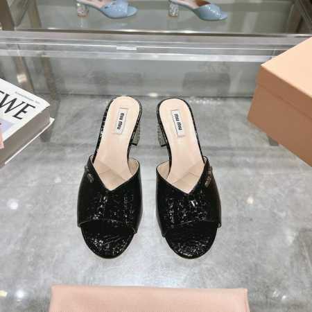 miumiu2025Ss春夏新款跟鞋漆皮凉鞋拖鞋 顶级版本 Zp开发 原版拆卸 对版菱格纹 秒杀市面普通版本，Miumiu真的太少女啦！超级软糯 舒适度超高！ - 点击图像关闭