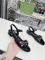 Gucci古驰2025新款马衔扣凉鞋！高跟百搭显瘦、受用原版1:1五金！ 面料：采用头层牛漆皮！ 内里：垫脚羊皮 颜色：黑色 白 粉 跟高：3厘米 码数：35-