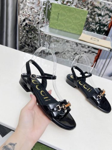 Gucci古驰2025新款马衔扣凉鞋！高跟百搭显瘦、受用原版1:1五金！ 面料：采用头层牛漆皮！ 内里：垫脚羊皮 颜色：黑色 白 粉 跟高：3厘米 码数：35-