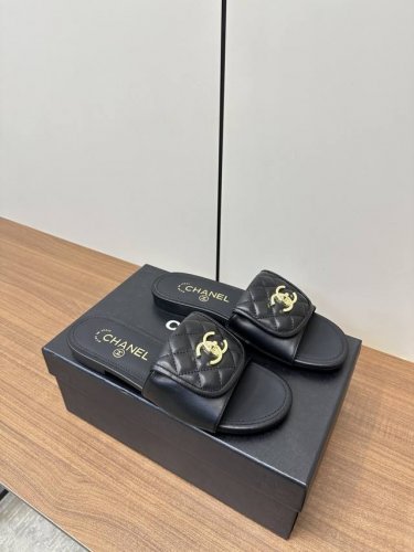 Chanel 25C 书包扣平底拖鞋 P340 Chanel书包扣系列上线，难以抗拒灵感度假系面貌呈现不变的经典，应对各种风格变换缤纷色彩只在这一季绽放脚间华丽