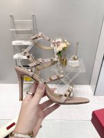 Valentino专柜新品给大家推荐一款 网红街拍都爱搭配的腔调单品哦~ 跟着时尚达人的步伐来走准没错！搭配上简单或时尚款的衣服穿，鞋面镂空设计搭配V家经典铆钉