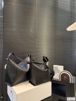大号 小号 配折叠盒子 纯皮罗意威Loewe Cubi斜挎包 Loewe 男女通用款 大尺寸适合男生 小尺寸很适合女生 自配一根全Logo斜挎肩带，可以调节长短