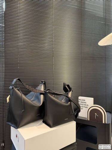 大号 小号 配折叠盒子 纯皮罗意威Loewe Cubi斜挎包 Loewe 男女通用款 大尺寸适合男生 小尺寸很适合女生 自配一根全Logo斜挎肩带，可以调节长短