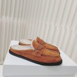 Dior秋冬全新上线平跟羊毛半拖穆勒鞋 这款 Dior Boy 穆勒鞋是二零二四冬季成衣系列新品，融入 Dior 非凡的精湛工艺，重新诠释经典乐福鞋设计。采用绒
