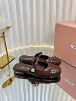 独家新品Miumiu Ss25 New Arrival miu家2025春夏玛丽珍半拖新品 光泽牛漆皮鞋面一字带 鞋跟金属Miumiu logo饰以点缀 细节质