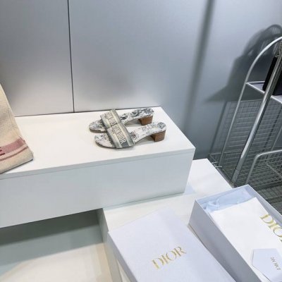 高品质出厂 顶级品质代购级别常年供货Dior迪奥25春夏官网经典刺绣Logo烫钻平底粗跟拖鞋 原版购入复刻 进出专柜无压力 经典限定系列 设计时尚休闲 鞋面饰以