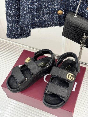 顶级新品 双G扣沙滩魔术贴拖鞋 夏天必备懒人福音鞋 谁穿谁美 很轻盈上脚意外的舒适 还不挑脚型 简约的魔术贴设计很耐看 可调节大小 五金扣原版开模钻扣不易褪色