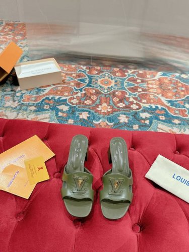 Ss 春夏拖鞋 Lv 路易威登 顶级版本 楦头经过反复调试 终于完美复刻 本款 Lv Capri 平底凉拖选用柔软牛皮革，以宽幅鞋带演绎闲雅风尚。细腻皮革局部包