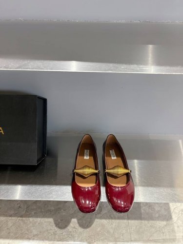 alaia 新品 是时尚与艺术的完美融合 经典漆皮材质 光滑如镜 反射出奢华光泽 散发着神秘而迷人的气息 独特的金色锥形饰扣 以先锋之姿打破常规 成为视觉焦点