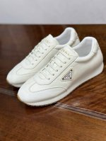 436 头层环保皮 Prad*普拉达2025春夏新品男士高端运动鞋，这款运动鞋休闲百搭，选用进口牛皮打造，进口羊皮内里，轻质发泡大底，脚感非常舒适，运用柔和简洁