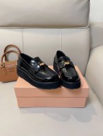 MiuMiu 2024高级时尚新品，新季力推单品~ 时尚 百搭 超好看 张元英、林允儿同款厚底金币乐福鞋，经典的凯旋门乐福鞋，开边珠牛皮的质感真的一绝，小厚底的