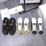 商品商标 Versace 范思哲 休闲板鞋 正码码数: 38-44 商品材料 精选透气织花鞋面 羊皮内里 原版大底
