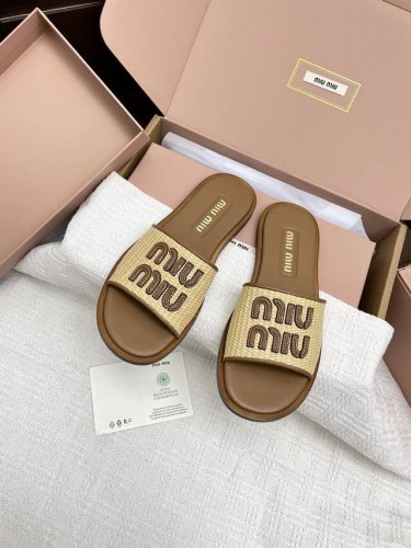 可配飞机盒10 代购级Miu Miu2025早春新款平底编织字母平底拖 Zp开发 原版拆卸 对版缪缪字母秒杀市面版本 Miu真的太少女啦！超级软糯 喜欢可以冲了