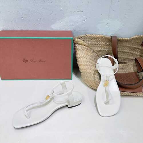 高品质出厂 ！顶级品质Loro piana25春夏Lp顶级版本五金吊坠简易夹脚平底拖鞋凉鞋！ 原来这就是传说走两万步都不会累脚的夹脚凉鞋把颜值和脚感都拿捏住了，