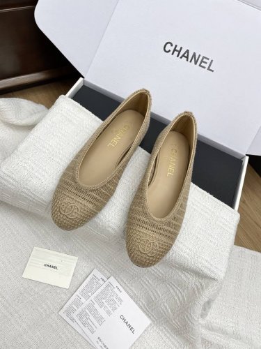 需要此版本下单备注飞机盒10 小香Chanel25p最美编织芭蕾舞鞋拉菲草双C平底草编单鞋 小香出品尽是精品！编织镂空的设计，满满夏日的味道。已经能想象夏天穿着
