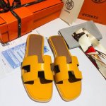 顶级品质 上新hermes 2019新色 爱马仕 光面皮 鞋面进口小牛皮，内里水染山羊皮。 超级有档次的一款贵妇h拖鞋，绝对人手一对。 100%购入正品1：1定