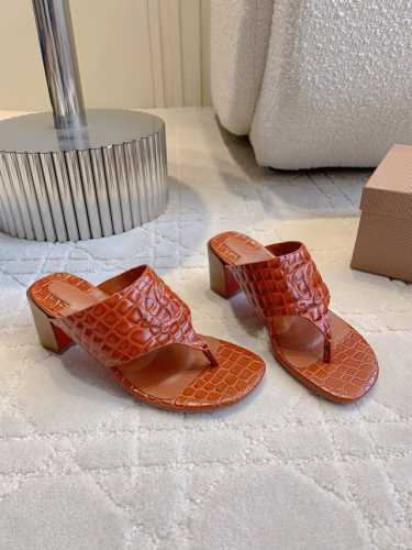 出厂价 Christian Loubouti*新款鳄鱼纹粗跟夹趾拖鞋 简约百搭款 好穿不累脚 鞋面牛皮 内里垫脚羊皮 意大利真皮大底 跟高7.5cm 尺码35-