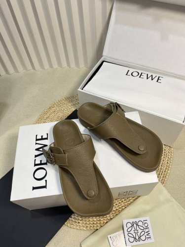 女 男 p Loewe Ss24 New Arrival l家24春夏水台拖鞋 鞋底造型很别致呀 舒适度漏眼可见 小牛皮鞋面 包裹水台的也是同种牛皮 非常舒适养