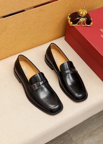 商品商标 Ferragamo 菲拉格慕 休闲皮鞋 正码码数: 38-44 45订的制 商品材料 精选 进口头层开边珠牛皮鞋面+原版五金扣 进口水染牛皮内里 强烈