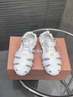 出厂 Miumiu缪缪2025早春夏包头罗马凉鞋 官方春夏走秀新款，时髦百搭，无论光脚穿还是搭配袜子穿都超级百搭！原版一比一开发 鞋面：定制进口牛皮 内里：羊皮