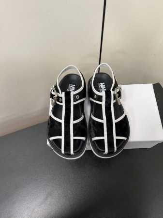 Maison Margiela 玛吉拉Mm6家2025新品最高版本买手代购1:1完美复刻 猪笼鞋凉鞋原版开模双层鞋底 原版套楦鞋型很大方 搭配各种风格都轻松驾驭 - 点击图像关闭