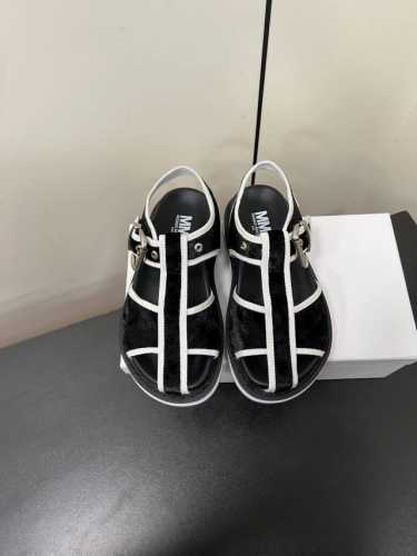 Maison Margiela 玛吉拉Mm6家2025新品最高版本买手代购1:1完美复刻 猪笼鞋凉鞋原版开模双层鞋底 原版套楦鞋型很大方 搭配各种风格都轻松驾驭