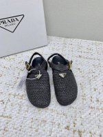 出厂 高版本 Prada普拉达 25 新款 罗马编织包头 凉鞋 专柜一上就断货的节奏 超级多的网红时尚博主种草 上脚真的太舒服了，细腻舒适又不单调！各大网红明星