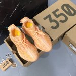 出厂340黏土Yeezy Boost 350 V2 Mono Ciay 橙色 顶级Basf 巴斯夫真爆 鞋面改采半透明网眼面料，并在鞋身中前段赋予笼状内层，透过