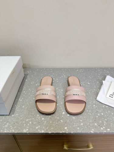 Dior 迪奥 25ss春夏新款 D-Lane 平底圆头 露趾拖鞋凉鞋春季季成衣系列的新款单品，来自 iviera 限定系列，兼具高订风格和休闲气质。不对称白色