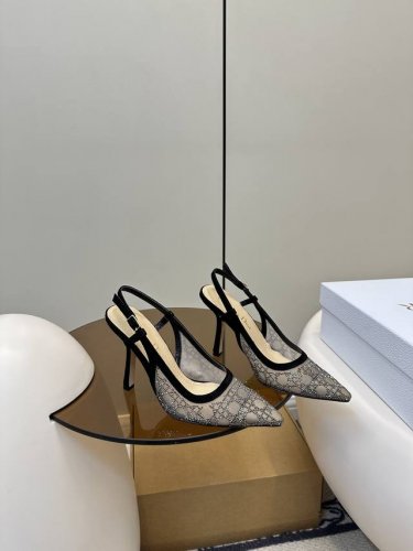 顶级原单 配飞机盒 dior 迪奥 新品猫跟汤钻时尚凉鞋 新品烫钻小猫跟凉鞋 经典的迪奥藤格纹元素 时尚必备款舒适感真的极极好 面料网纱+汤钻 内里采用原单订制