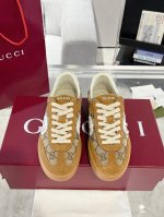 女款 Gucci 新款双G休闲鞋 小白鞋 这双鞋由柔软的麂皮制成 散发出精致而现代的魅力 经典的Interlocking G标志优雅地突显了流线型版型 为设计增
