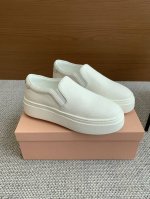 Miu Miu 缪缪 春夏新款 厚底帆布休闲鞋 顶级版本极具辨识度的鞋舌，上脚超级阳光青春！少女味十足，能把休闲鞋打造的如此甜美，只有Miu才能做到了，上脚气场