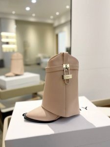专柜正品级定制版本 GIVENCHY0 新款高跟刺绣短靴，市面最高版本 纪梵希 锁扣 鞋头刺绣花款 风靡整个时尚圈 原版开发鞋型超级正 最高还原度鞋型 包裹性非