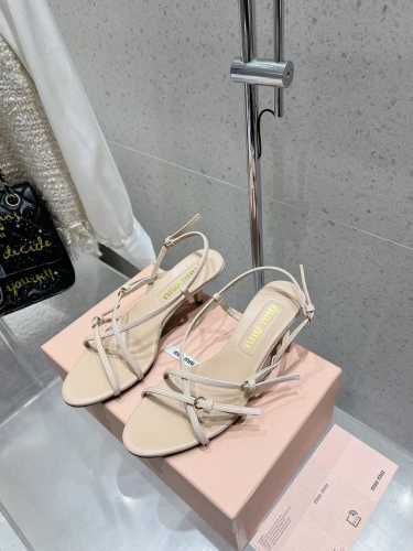 缪缪 度假系列 Miu Miu 25Ss尖头小猫跟凉鞋 谬谬新出猫跟凉鞋真的让人一整个心都融化 简约的带子设计增加了时尚感 鞋型整体都狠秀气！ 鞋面:进口牛漆皮