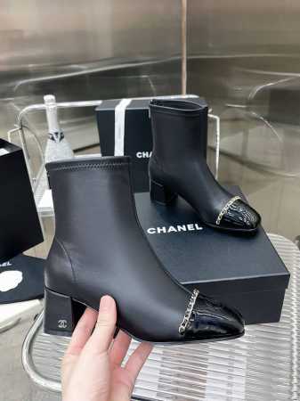 出厂 小香C家 2024 Chanel新款秋冬百搭短靴 拼色链条搭配简约鞋型 满满的高级感 香港购入正品1:1开发，鞋型经过两个多月反复调试，尤其是鞋头看似简单 - 点击图像关闭
