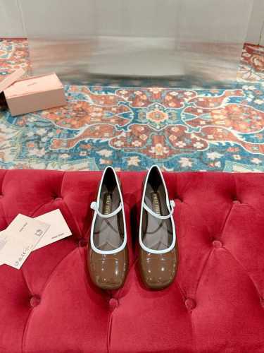 Miu Miu 缪缪 25 早春新品 专柜主打最新走秀款 珍珠扣复古玛丽珍粗跟单鞋缪家高货 顶级工艺打造精品质感 无敌舒适 绝对是一见钟情款！时尚百搭，人手必备