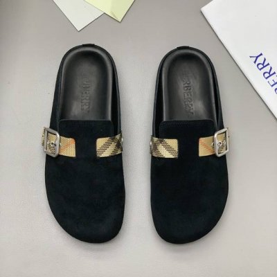 男士休闲半拖鞋 -此款运动鞋面采用柔软反绒皮面料，融入格纹图案压花，搭配压纹双色鞋底，其上点缀品牌标识，设有可调试B字型扣环束带，松弛感拉满满。 码数：38-4