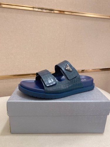 工厂P价 Prada 拖鞋 顶级代购 男士春夏拖鞋专柜同步 鞋面意大利进口牛皮搭，标志图形高品质工艺，鞋底：原厂特供原版底，独家活动成型底超级舒适，原厂跟单货，