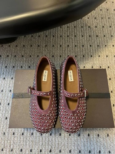 独家新品 Alaia 25 走秀款平底钻面芭蕾舞鞋 兜兜转转还得是Alaia 极致的舒适和百搭 交叉带的设计有种芭蕾舞的感觉 章小蕙同款 甜酷芭蕾风 人气超高的