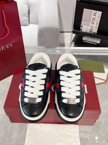 情侣款 Gucci Ace系列饰织带情侣款运动鞋 面包鞋 小白鞋 广受青睐的Ace系列运动鞋持续演绎品牌核心设计美学。在2024秋冬男士系列中，这款低帮鞋型搭配