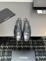 Chanel香奈儿｜小香25p新品经典 双C粗跟后空拼色拼接凉鞋！ 鞋面采用羊皮 内里踮脚均为丝绸羊皮 意大利进口牛皮大底 跟高：4.5Cm Size：35-3