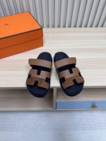 顶级版本 Hermes 爱马仕火到不行的情侣款二舅拖 猪鼻子夹角凉鞋拖鞋,搭配各种彩色袜子，潮爆了！ 鞋面：进口牛皮 羊京皮 布面 掌纹皮 内里：进口牛皮 羊皮