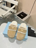 出厂 顶级版本 Prada 经典款包头羊毛拖鞋，时髦精必入！ 标志性三角边金属扣装饰，搭配经典扣带，时尚感拉满。进口牛猄牛皮鞋面，质感超棒。羊毛内里和垫脚，温暖