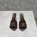 bottega Venet* 最新最经典猫跟凉鞋！扭结编织饰带 Ins&小红书巨多网红明星上身！上脚超性感！真的太美了！这款编织的鞋面超有高级感！高级穿着又仙女